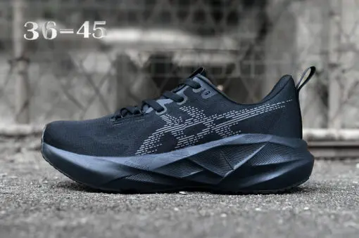 ASICS Novablast 5 All Black