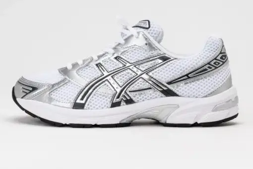 ASICS Gel-1130 White Silver – retro running sneakers with breathable mesh, GEL cushioning, and metallic silver accents for comfort and style.