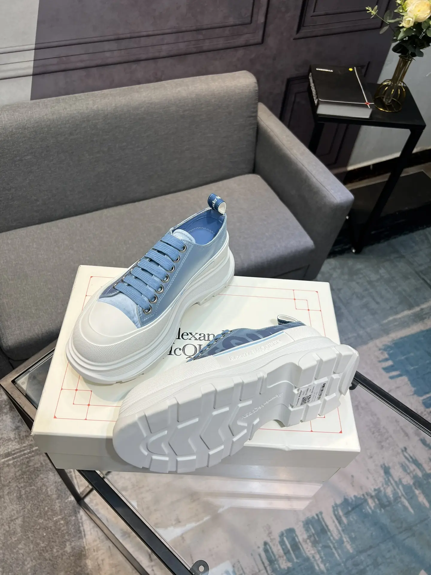 Alexander McQueen Sneaker Tread Low Blue White Graffiti 2026 | Drip Kickz Alexander McQueen Sneaker Tread Low Blue White Graffiti - Image 3