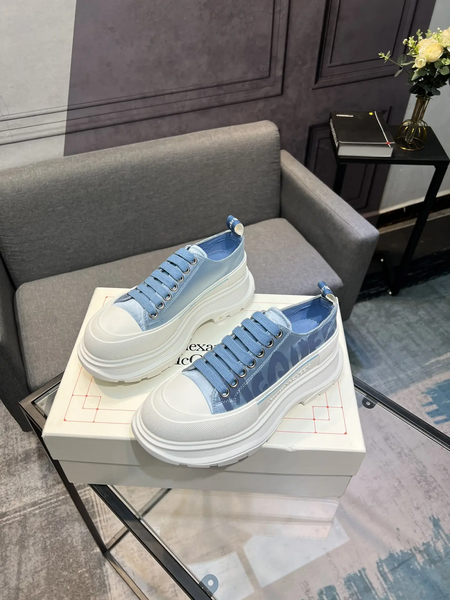 Alexander McQueen Sneaker Tread Low Blue White Graffiti 2026 | Drip Kickz Alexander McQueen Sneaker Tread Low Blue White Graffiti - Image 2