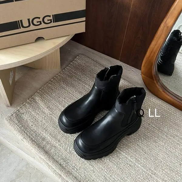 UGG Chelsea Boots Glossy Black 2026 | Drip Kickz UGG Chelsea Boots Glossy Black - Image 3