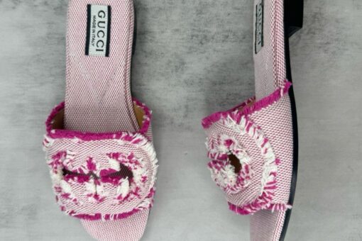Interlocking G cutout suede slides pink