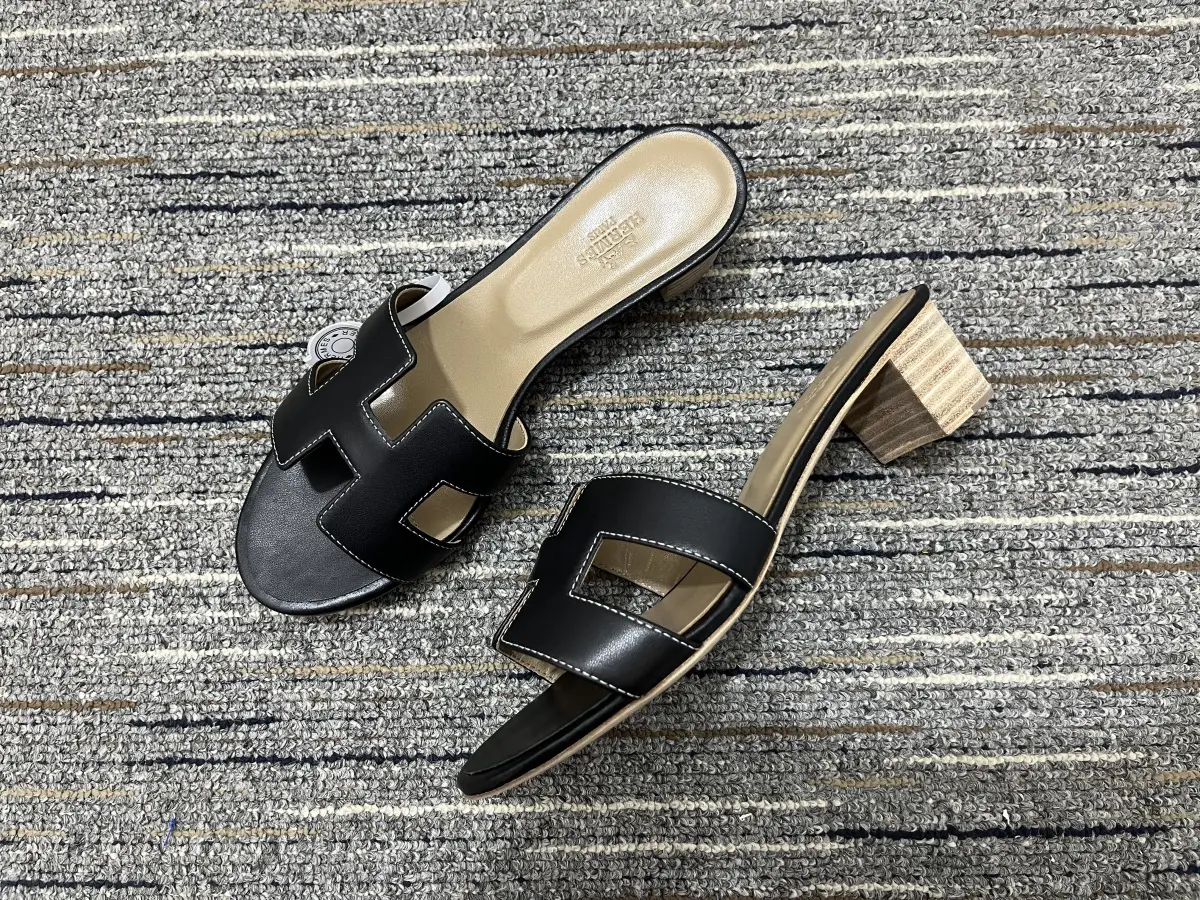 Hermès Oran Sandals Black 2026 | Drip Kickz Hermès Oran Sandals Black - Image 2